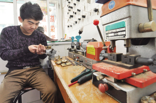 乐旺镇开锁店为啥“牛号”频现 听开锁师傅讲什么锁最防盗